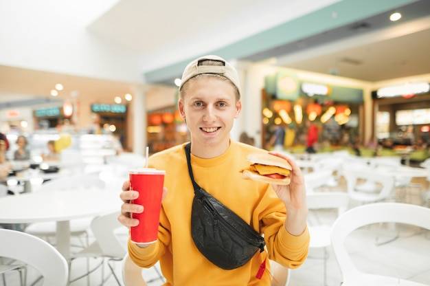 Ile płacą w McDonald 2026 i na co można liczyć pracując w tej sieci?