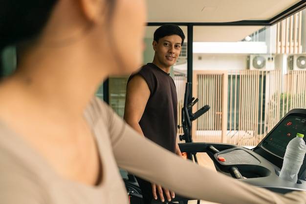 Ile zarabia instruktor fitness za godzinę w klubie sportowym?