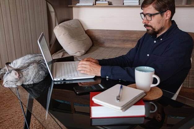 Jak dorobić w domu 2026 i nie rezygnować z codziennych obowiązków?