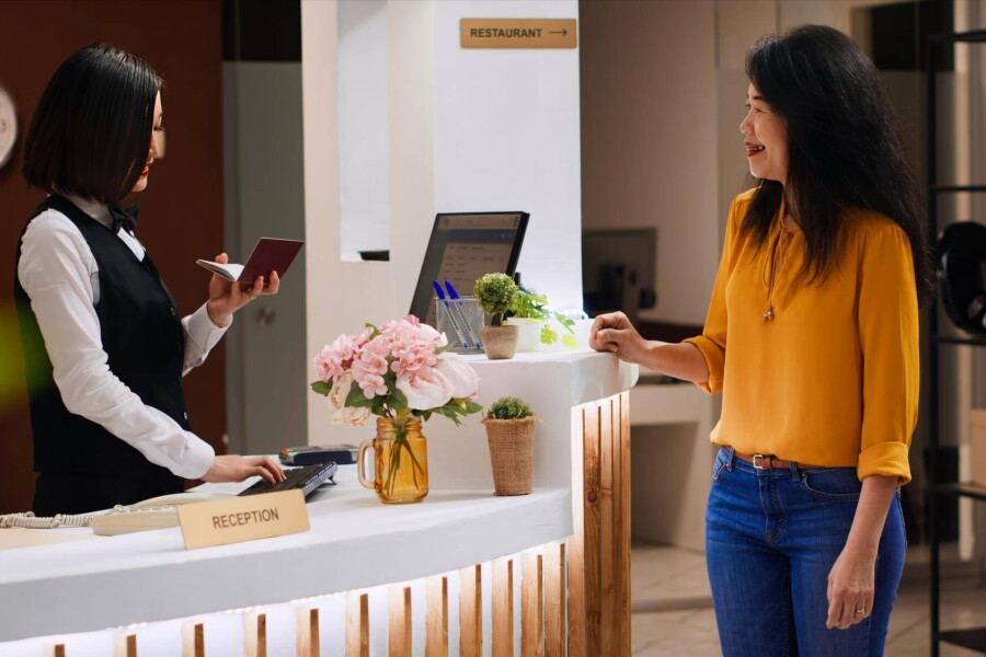 Jak wygląda praca na recepcji w hotelu na co dzień?