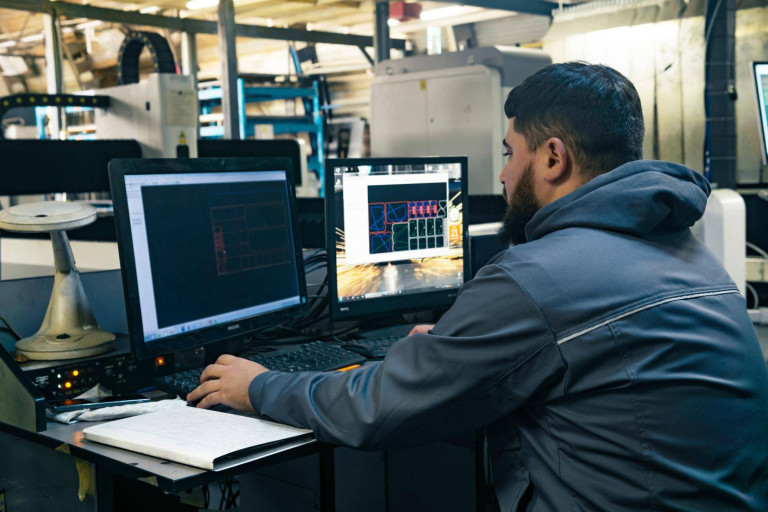 Programista CNC co to znaczy i czym się zajmuje